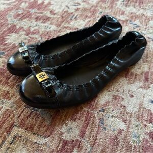 Tory Burch Eddie Logo Bow Black Patent Ballerina Flats SILVER LOGO 8 VGUC